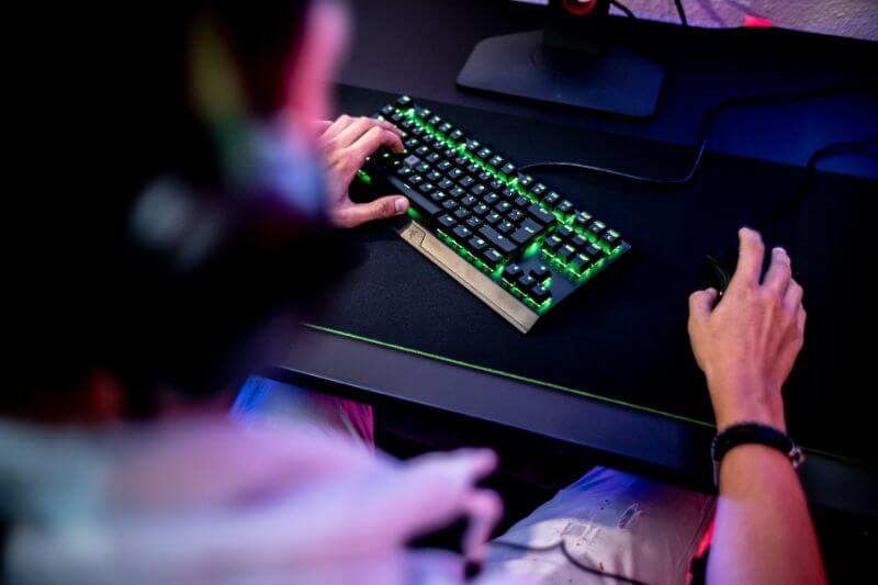 Razerのキーボードとゲーミングマウスでゲームをプレイする男性