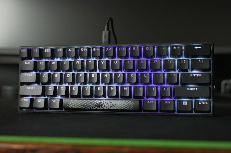 紫に光るメカニカルキーボード