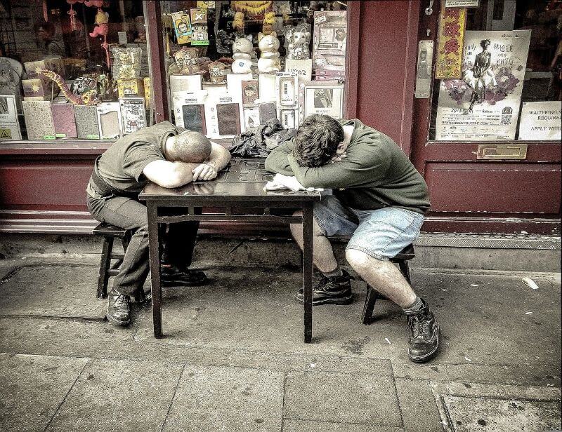 テーブルで寝ている2人の男性
