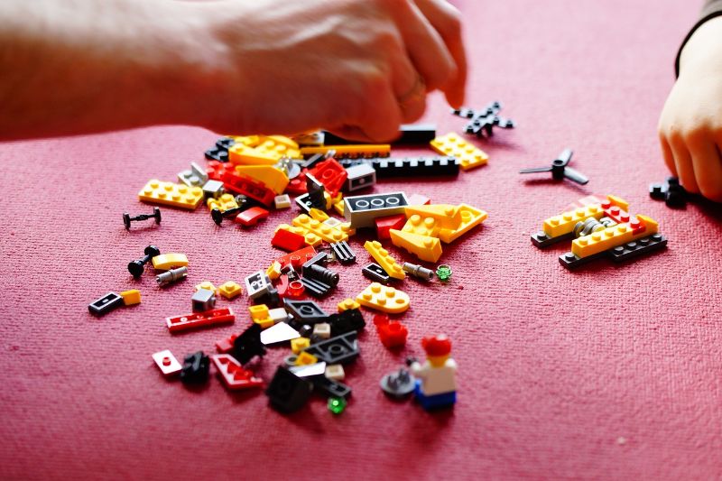 レゴを組み立てている親子