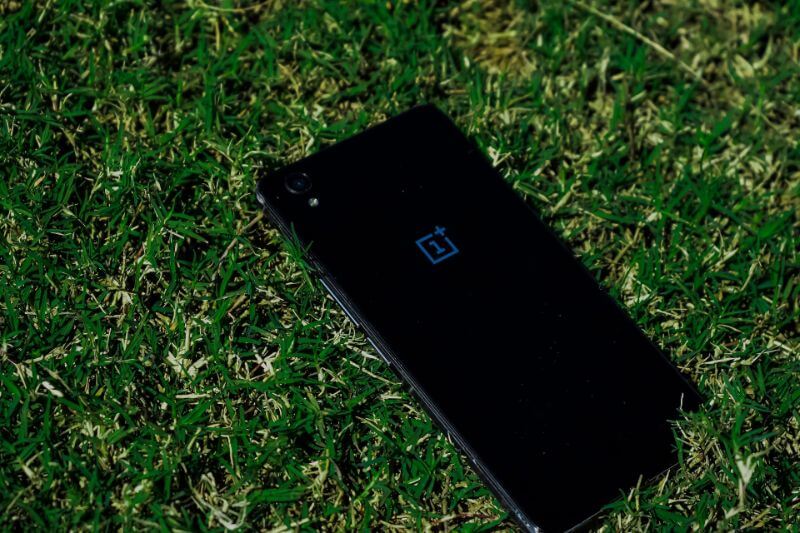 芝生の上に置かれたスマートフォン