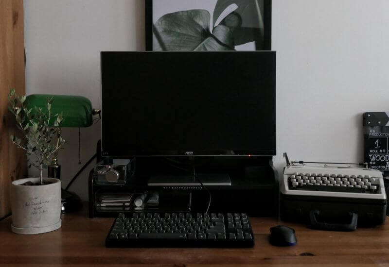 パソコンと黒軸のメカニカルキーボード