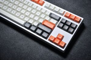 【おすすめ】テンキーレスのメカニカルキーボードで快適に作業ができる！