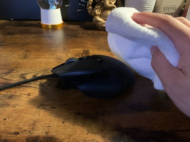 無水エタノールを染み込ませた雑巾でマウスを拭く