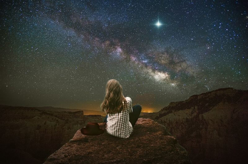 満天の星空を見上げる女性