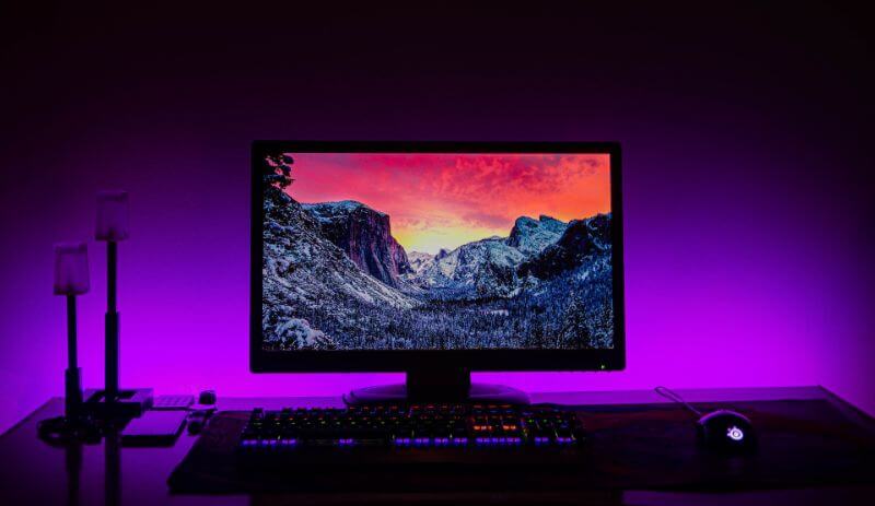 紫入りの間接照明とBTOパソコン
