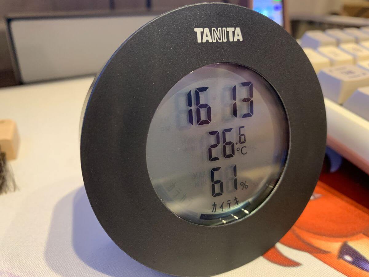 デスクに置いたタニタの温湿度計
