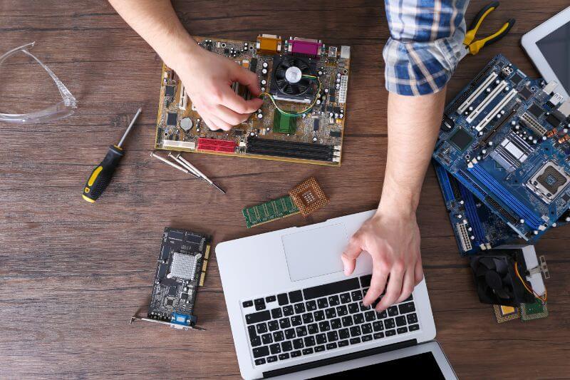 パソコンを修理している男性