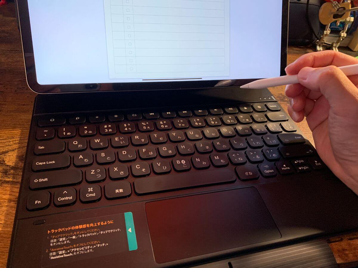 キーボード操作をしながらペンで文字を書く